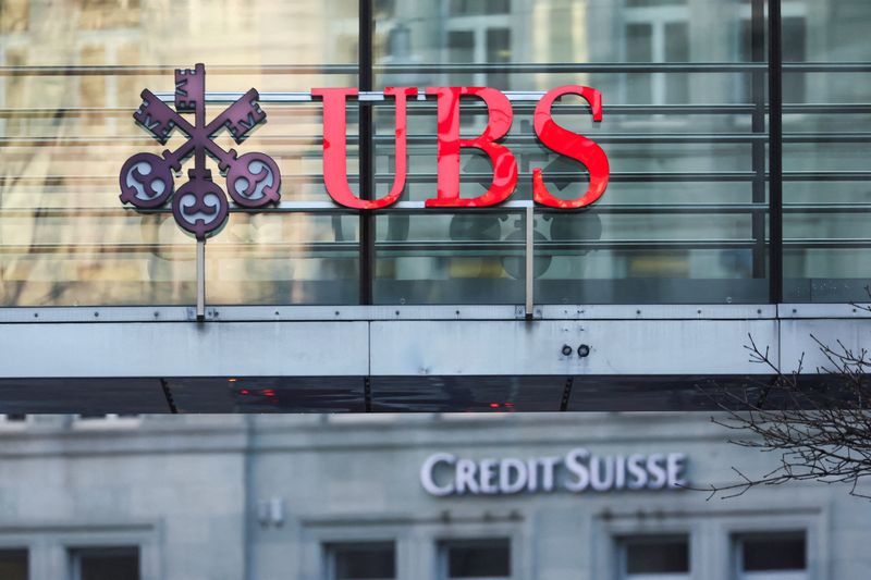 © Reuters. FILE PHOTO: Logos of Swiss banks UBS and Credit Suisse are seen in Zurich, Switzerland March 20, 2023. REUTERS/Denis Balibouse