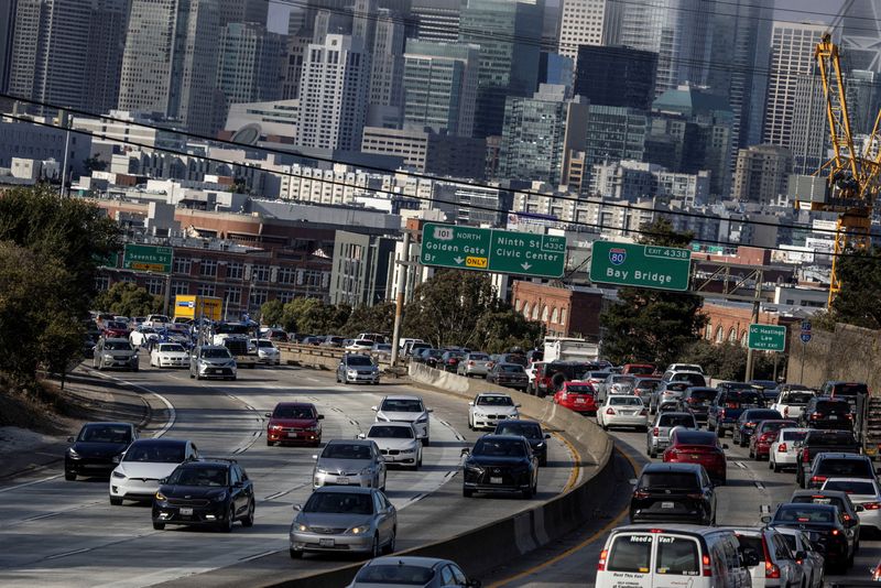 © Reuters. A view of cars on the road during rush hour traffic jam, while California's government authorities are expected to put into effect a plan to prohibit the sale of new gasoline-powered cars by 2035, according to local media, in San Francisco, California, U.S. August 24, 2022. REUTERS/Carlos Barria