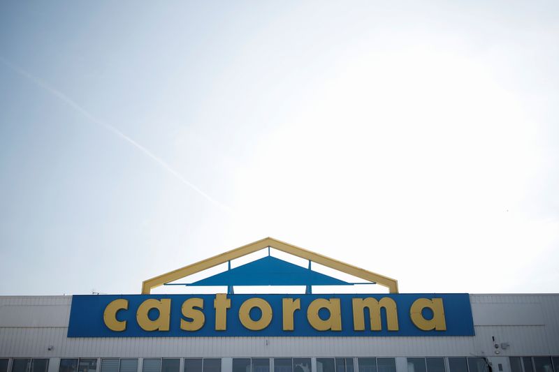 &copy; Reuters. Le logo de Castorama, une enseigne de Kingfisher à Ezanville, en France. /Photo prise le 21 mars 2019 à Ezanville, France/REUTERS/Benoit Tessier