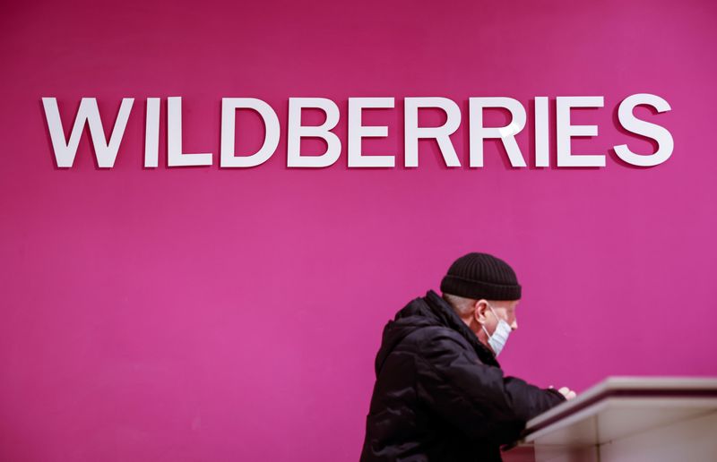 &copy; Reuters. FILE PHOTO: A customer waits for his package at a pickup point of Wildberries online retailer in Moscow, Russia December 16, 2021. Picture taken December 16, 2021.  REUTERS/Maxim Shemetov