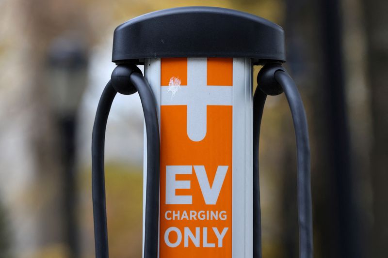 &copy; Reuters. FILE PHOTO: An electric vehicle charge station by ChargePoint, Inc. is seen outside New York City Hall in Manhattan, New York, U.S., December 8, 2021. REUTERS/Andrew Kelly/File Photo