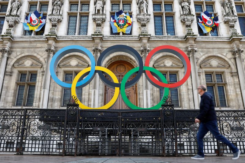 &copy; Reuters. FILE PHOTO: The Olympic rings are seen in front of the Hotel de Ville City Hall in Paris, France, March 14, 2023. REUTERS/Gonzalo Fuentes