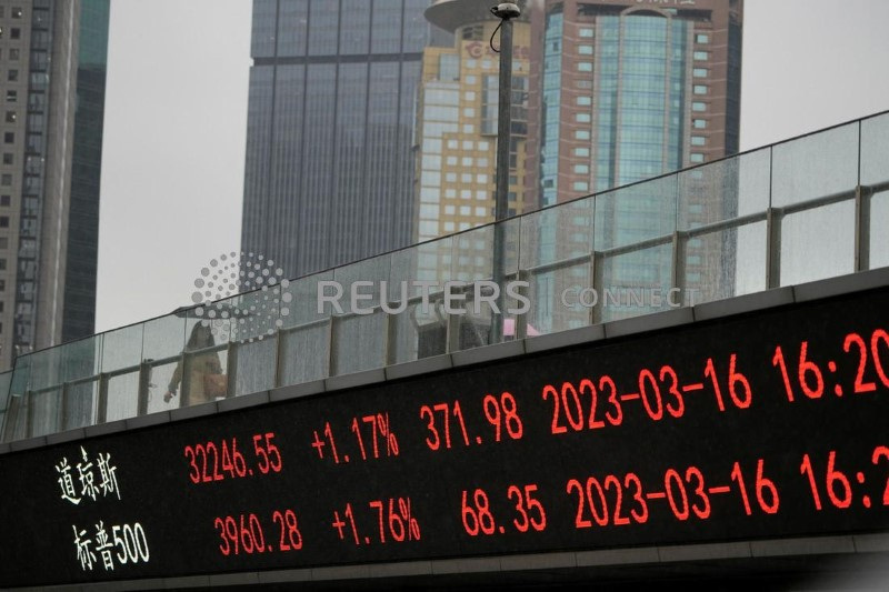 &copy; Reuters. Telão mostra cotações no distrito financeiro de Lujiazui, em Xangai
17/03/2023. REUTERS/Aly Song