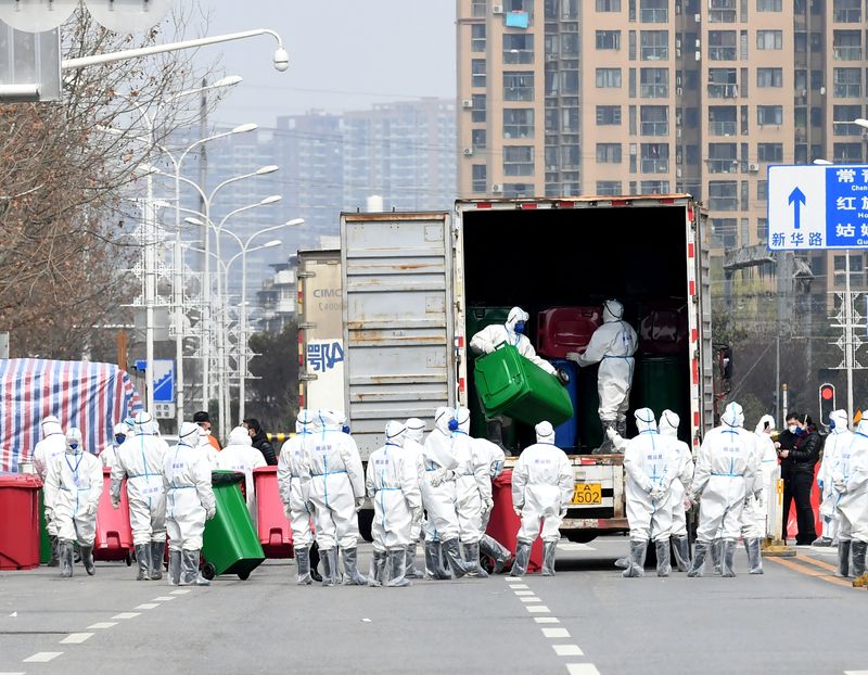 © Reuters. FILE PHOTO: Workers in protective suits take part in the disinfection of Huanan seafood market, where the novel coronavirus is believed to have first surfaced, in Wuhan, Hubei province, China March 4, 2020. cnsphoto via REUTERS/File Photo