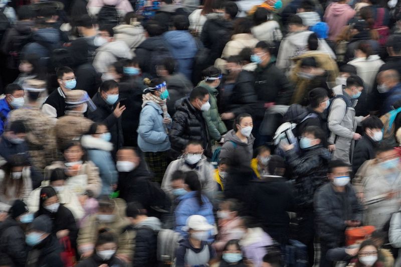 &copy; Reuters. Pessoas usam máscaras de proteção em meio a disseminação da Covid-19 em Xangai
18/01/2023
REUTERS/Aly Song