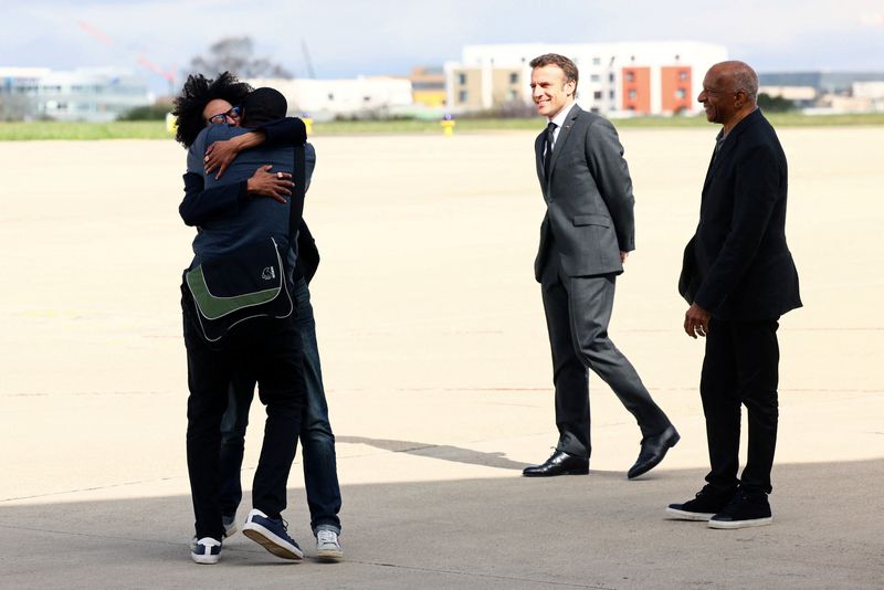 &copy; Reuters. Photo du journaliste otage, Olivier Dubois, accueilli par des membres de sa famille et le président français, Emmanuel Macron, à son arrivée à l'aéroport de Villacoublay. /Photo prise le 21 mars 2023 à Vélizy-Villacoublay, France/REUTERS/Yves Herm