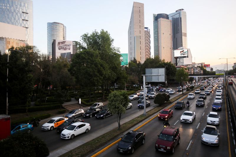 &copy; Reuters. Una vista muestra coches en cola en el tráfico durante la hora punta en Ciudad de México, México, 3 de marzo de 2023. REUTERS/Quetzalli Nicte-Ha