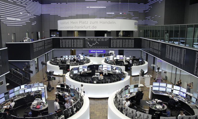 &copy; Reuters. Photo des traders qui travaillent à leur bureau devant l'indice allemand des cours des actions à la Bourse de Francfort. /Photo prise le 13 septembre 2016 à Francfort, Allemagne/REUTERS/Staff