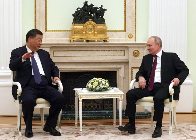 &copy; Reuters. Presidente russo, Vladimir Putin, e presidente chinês, Xi Jinping, conversam em Moscou, Rússia
20/03/2023
Sputnik/Sergei Karpukhin/Pool via REUTERS