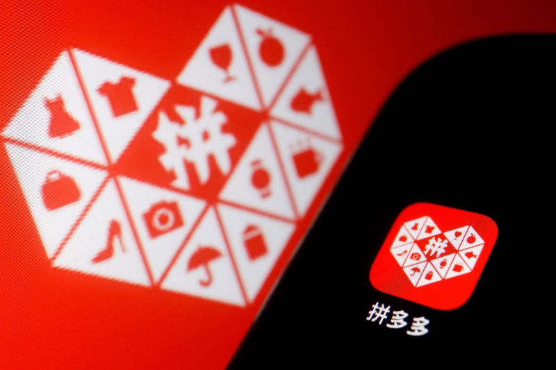 © Reuters. FILE PHOTO: The logo of Chinese e-commerce platform Pinduoduo Inc. is displayed next to a mobile phone, in this illustration picture taken March 22, 2022. REUTERS/Florence Lo/Illustration/File Photo