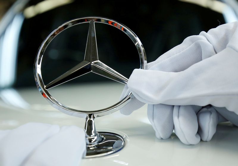 &copy; Reuters. FILE PHOTO: An employee of German car manufacturer Mercedes Benz installs the brand's characteristic star on a Mercedes S-Class (S-Klasse) at a production line at the Mercedes Benz factory in Sindelfingen, Germany, January 24, 2018.   REUTERS/Ralph Orlows