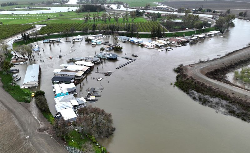 &copy; Reuters. FILE PHOTO: A view of flooded mobile homes in the Haven Acres Mobile Home Park after the San Joaquin river overflowed in the San Joaquin Valley community of Lathrop, California, U.S. March 19, 2023.  REUTERS/Fred Greaves