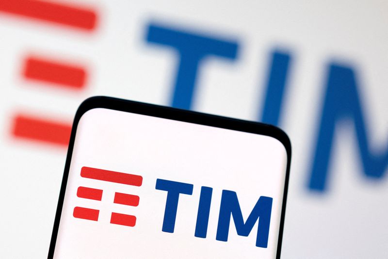 &copy; Reuters. Le logo Telecom Italia (TIM) affiché sur un écran de téléphone portable. /Photo prise le 3 mai 2022/REUTERS/Dado Ruvic
