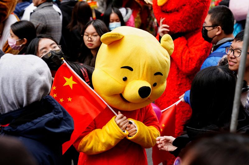 &copy; Reuters. FOTO DE ARCHIVO: Un participante con un disfraz de Winnie the Pooh ondea una bandera china antes del desfile del Año Nuevo Lunar que celebra el Año del Conejo en el barrio chino de Nueva York, Estados Unidos. 12 de febrero, 2023.  REUTERS/Bing Guan/Arch