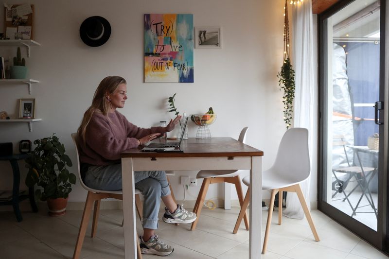 &copy; Reuters. 28 years old Esmee from the Netherlands works from home on her rented flat in Costa da Caparica, Portugal, March 6, 2023. REUTERS/Pedro Nunes