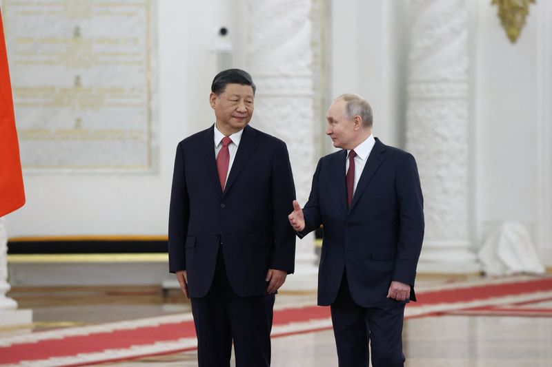 © Reuters. Russian President Vladimir Putin and Chinese President Xi Jinping attend a welcome ceremony before Russia - China talks in narrow format at the Kremlin in Moscow, Russia March 21, 2023. Sputnik/Sergei Karpukhin/Pool via REUTERS 