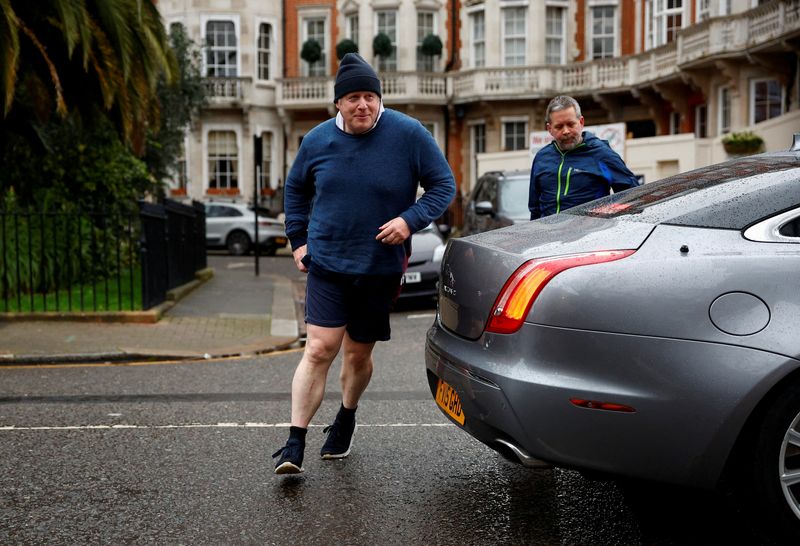 © Reuters. El ex primer ministro británico Boris Johnson camina a casa después de su trote matutino, en Londres, Gran Bretaña. 21 de marzo de 2023. Reuters/Peter Nicholls