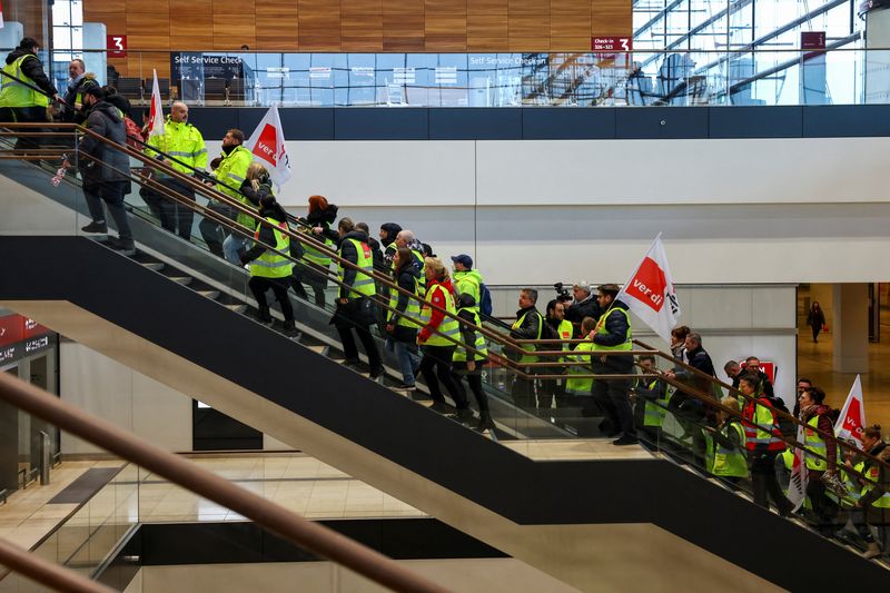 &copy; Reuters. Des employés de l'aéroport manifestent à l'aéroport BER lors d'une grève appelée par le syndicat allemand Verdi à Berlin, Allemagne. /Photo prise le 13 mars 2023/REUTERS/Christian Mang