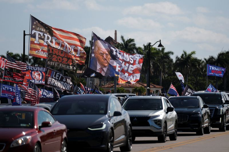 © Reuters. Supporters of former U.S. President Donald Trump attend a gathering outside his Mar-a-Lago resort after he posted a message on his Truth Social account saying that he expects to be arrested on Tuesday, and called on his supporters to protest, in Palm Beach, Florida, U.S. March 21, 2023. REUTERS/Ricardo Arduengo