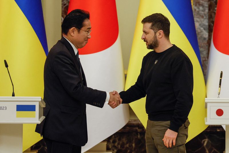 岸田首相がウクライナ電撃訪問、揺るぎない支援明示　ブチャで献花