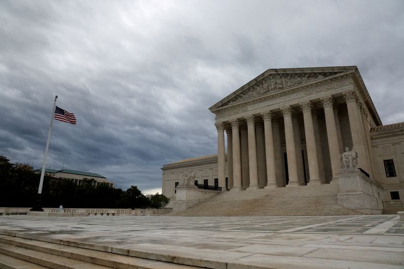 &copy; Reuters. FILE PHOTO: A view of the U.S. Supreme Court building on the first day of the court's new term in Washington, U.S. October 3, 2022.  REUTERS/Jonathan Ernst