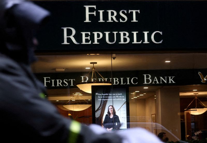 &copy; Reuters. 経営難に陥っている米中堅銀行ファースト・リパブリック・バンクは新たな資金調達が失敗した場合に事業縮小を検討していると、事情に詳しい関係者が述べた。１３日撮影（２０２３年　