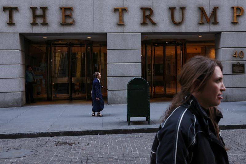 &copy; Reuters. People walk by the Trump Building at 40 Wall Street, after a message was posted on the Truth Social account of former U.S. President Donald Trump stating that he expects to be arrested on Tuesday, and called on his supporters to protest, in New York City,