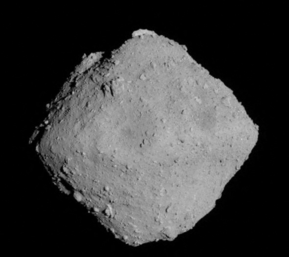 &copy; Reuters. Asteroide Ryugu visto a uma distância de cerca de 20 km durante missão Hayabusa2 da Agência Espacial Japonesa em 30 de junho de 2018
JAXA, Universidade de Tóquio, Universidade Kochi, Universidade Rikkyo, Universidade Nagoya, Instituto Chiba de Tecnolo