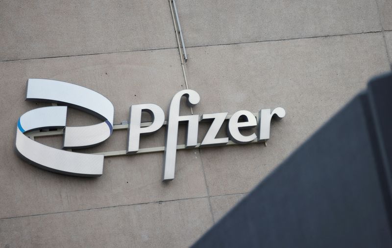 &copy; Reuters. FILE PHOTO: Pfizer company logo is seen at a Pfizer office in Puurs, Belgium, December 2, 2022. REUTERS/Johanna Geron