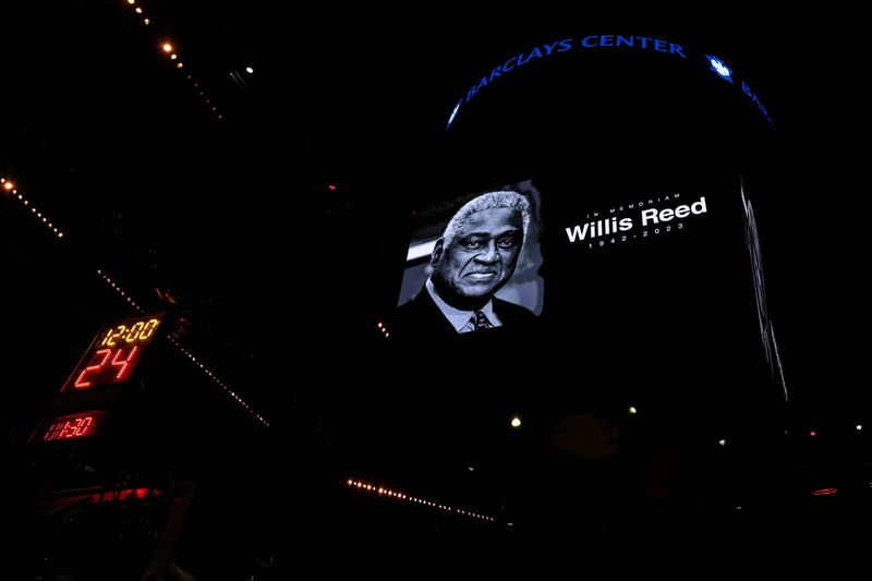 © Reuters. Mar 21, 2023; Brooklyn, New York, USA; A view of the scoreboard display as the Brooklyn Nets mourn the passing of former NBA player Willis Reed prior to the game between the Nets and the Cleveland Cavaliers at Barclays Center. Mandatory Credit: Vincent Carchietta-USA TODAY Sports