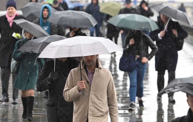 &copy; Reuters. FILE PHOTO: Workers cross London Bridge during the morning rush hour in London, Britain, March 10, 2023. REUTERS/Toby Melville