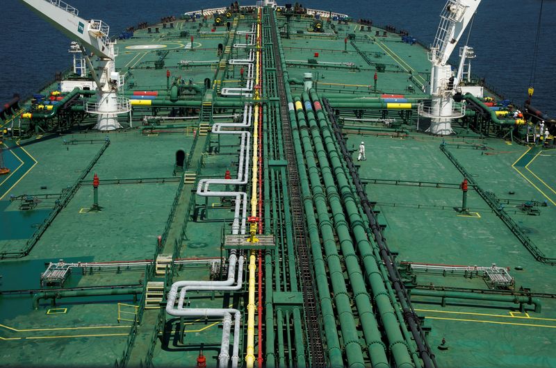 © Reuters. FILE PHOTO: Pipelines run down the deck of Hin Leong's Pu Tuo San VLCC supertanker in the waters off Jurong Island in Singapore July 11, 2019.  REUTERS/Edgar Su