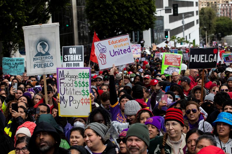 &copy; Reuters. 　３月２２日、米カリフォルニア州ロサンゼルスで、労働組合の支援を受けた教育従事者３万人が３日間のストに突入した。写真はストの様子。カリフォルニア州 ロサンゼルスで２１日撮