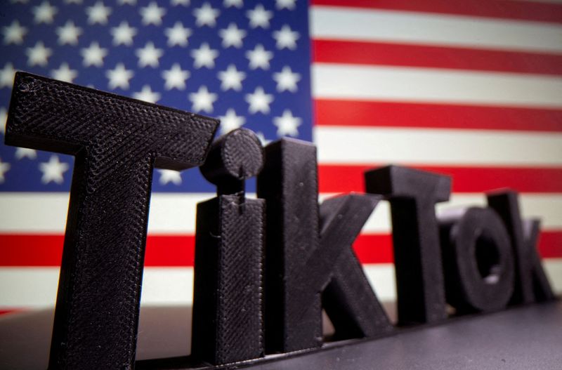 &copy; Reuters. شعار تيك توك ثلاثي الأبعاد أمام علم الولايات المتحدة في صورة توضيحية من أرشيف رويترز.