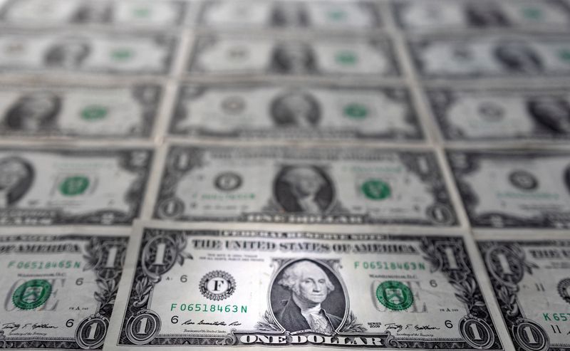 &copy; Reuters. أوراق نقدية من فئة الدولار الأمريكي في صورة توضيحية من أرشيف رويترز.