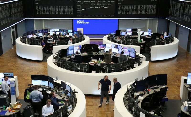 &copy; Reuters. لوحة إلكترونية تعرض مؤشر داكس الألماني في بورصة فرانكفورت بـألمانيا يوم الثلاثاء. تصوير: رويترز.