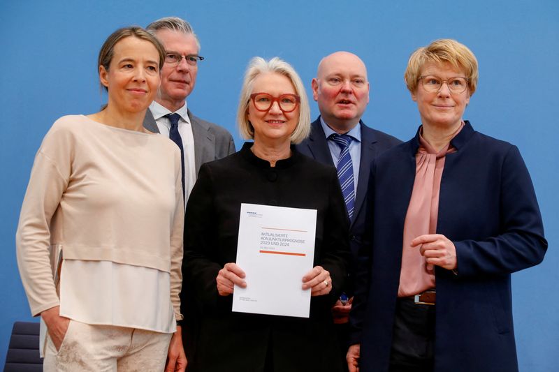 © Reuters. Members of the German economic expert council attend a news conference to present the economic prognosis 2022/23, in Berlin, Germany March 22, 2023. REUTERS/Michele Tantussi