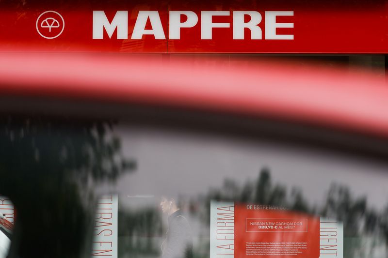 &copy; Reuters. FOTO DE ARCHIVO: Una mujer camina frente a una oficina de la aseguradora española Mapfre en Madrid, España, el 27 de abril de 2022. REUTERS/Susana Vera