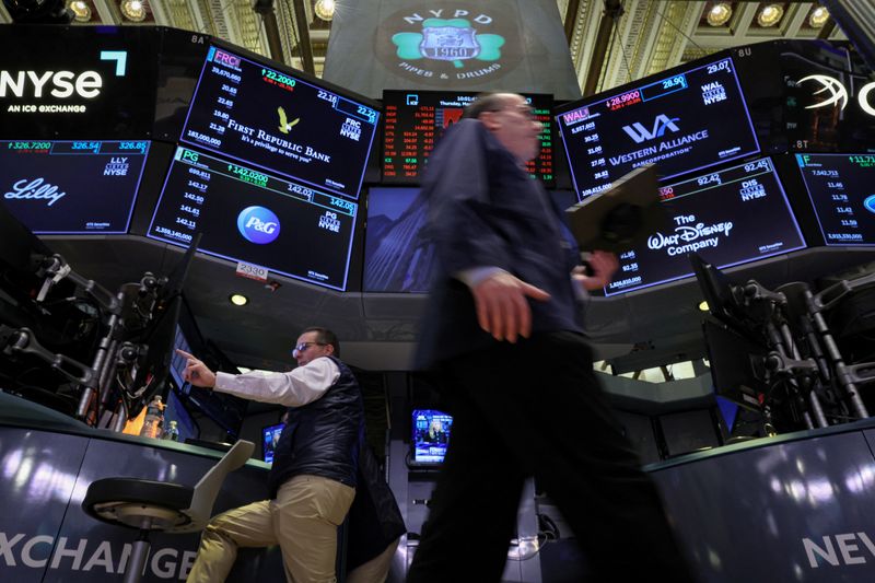 &copy; Reuters. Traders work on the floor of the New York Stock Exchange (NYSE) in New York City, U.S., March 16, 2023.  REUTERS/Brendan McDermid