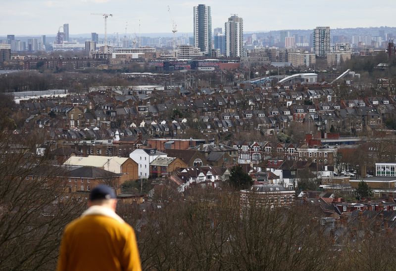 &copy; Reuters. Rows of houses lie in front of the Canary Wharf skyline in London, Britain, March 19, 2023. REUTERS/Henry Nicholls