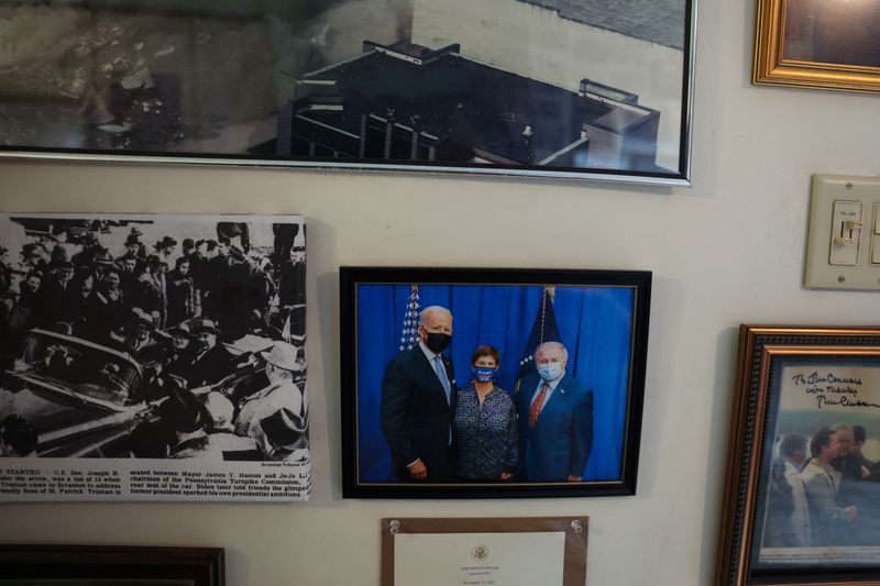 © Reuters. A photograph of Jim Connors, 76, former Mayor of Scranton, with U.S. President Joe Biden hangs in his home in Scranton, Pennsylvania, U.S., March 10, 2023. REUTERS/Shannon Stapleton