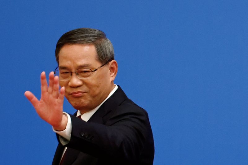 &copy; Reuters. FILE PHOTO: Chinese Premier Li Qiang waves as he leaves a news conference following the closing session of the National People's Congress (NPC), at the Great Hall of the People, in Beijing, China March 13, 2023. REUTERS/Florence Lo/Pool