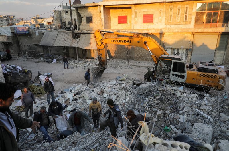 &copy; Reuters. أشخاص يبحثون تحت أنقاض مبنى مدمر في أعقاب زلزال في بلدة جنديرس السورية يوم 15 فبراير شباط 2023. تصوير: خليل عشاوي - رويترز.