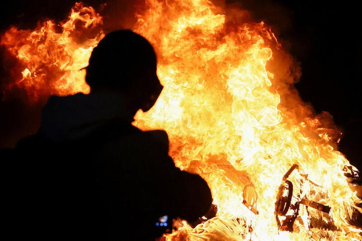 &copy; Reuters. Incendio durante una protesta antigubernamental en la Place de la Republique en París, Francia. 21 marzo 2023. REUTER/Yves Herman