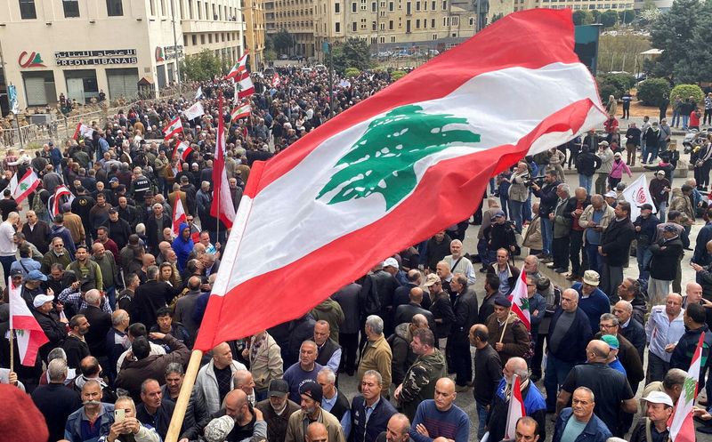 &copy; Reuters. لبنانيون خلال احتجاجات على تدهور الوضع الاقتصادي في لبنان في ساحة رياض الصلح في بيروت يوم الأربعاء. تصوير: محمد عزاقير - رويترز. 