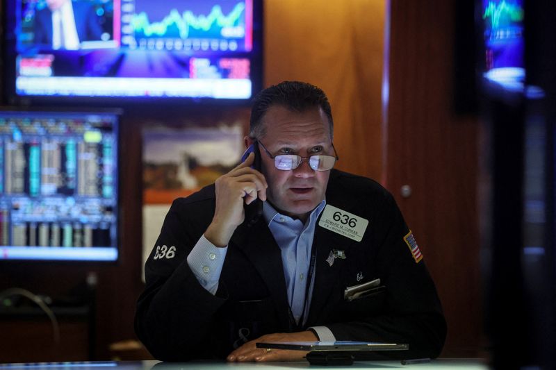 &copy; Reuters. FOTO ARCHIVO: Un operador trabaja en el parqué de la Bolsa de Nueva York (NYSE) en Nueva York, Estados Unidos, 29 de noviembre de 2022.  REUTERS/Brendan McDermid/Foto de archivo
