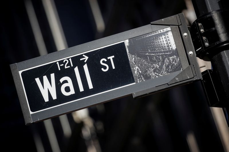 © Reuters. A street sign for Wall Street is seen in the financial district in New York, U.S., November 8, 2021.  REUTERS/Brendan McDermid