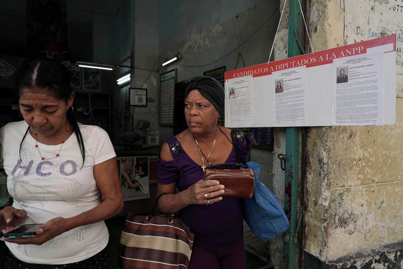 &copy; Reuters. Mulher passa por propaganda de candidatos às eleições legislativas, em Havana, Cuba
17/03/2023
REUTERS/Alexandre Meneghini