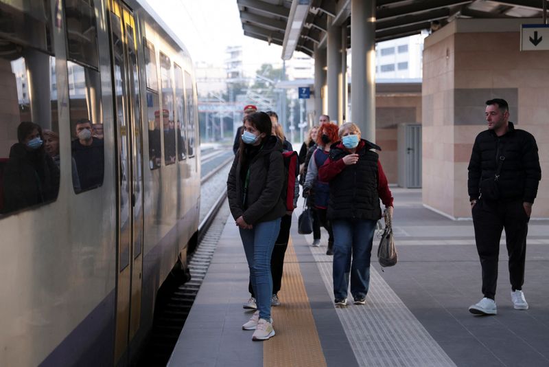 &copy; Reuters. أفراد ينتظرون الصعود إلى قطار في أثينا يوم الاربعاء. تصوير: لويزا فرادي - رويترز. 