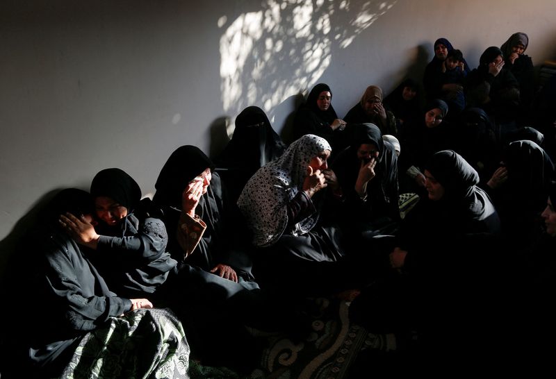 &copy; Reuters. نساء في عزاء صابرين أبو جزر في قطاع غزة يوم الثالث من مارس اذار 2023. تصوير: عرفات برباخ - رويترز. محظور إعادة بيع الصورة أو وضعها في أرشيف.